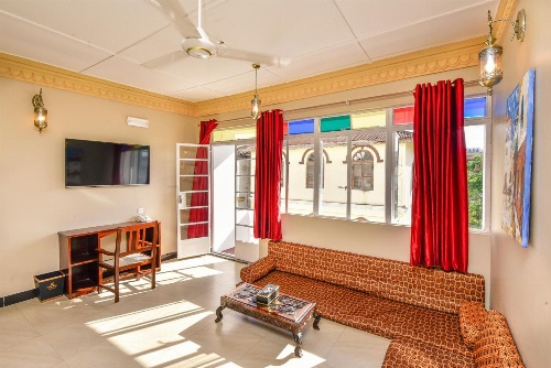 Freddie Mercury Apartments image 3